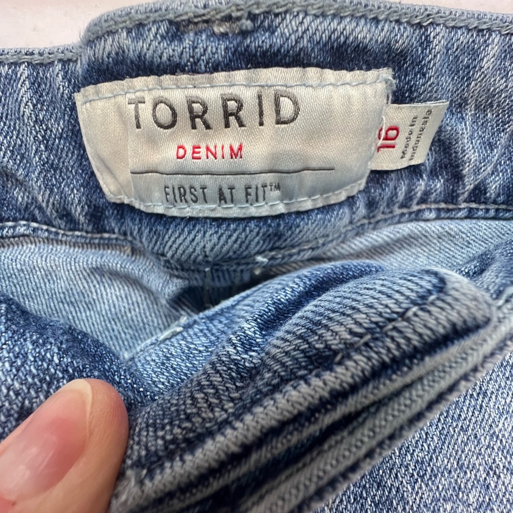 Torrid Denim Size 16 First at Fit Mid Rise Cut Off Distressed Light Wash Shorts - Picture 2 of 8